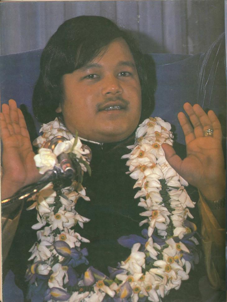 A Flower Bedecked Maharaji (Prem Rawat) A Flower Bedecked Maharaji (Prem Rawat)