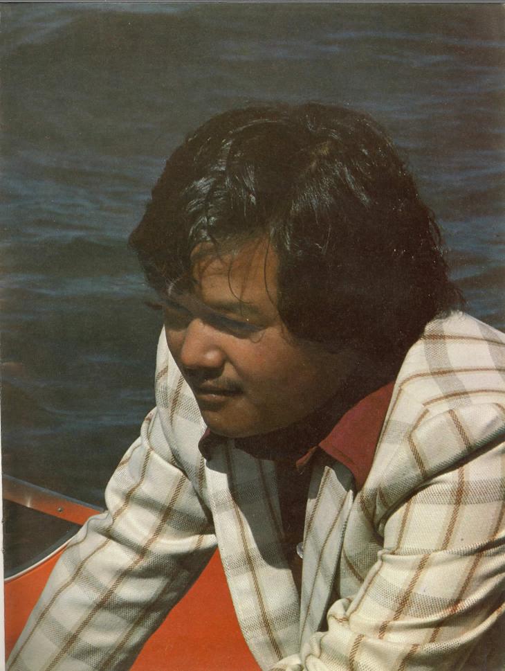 Prem Rawat Inspirational Speaker In a Loud Coat In A Speed Boat Prem Rawat Inspirational Speaker In a Loud Coat In A Speed Boat