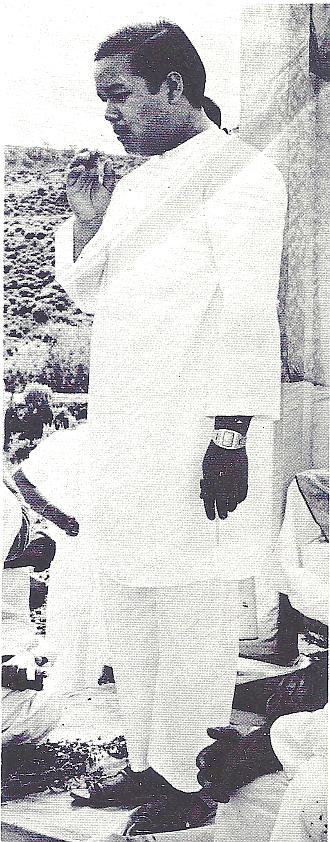 Prem Rawat aka Guru Maharaj Ji Giving Holy Breath - Divine Light magazine Guru Puja Special 1973