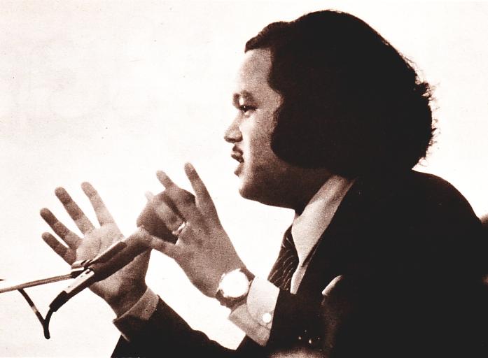 Prem Rawat Inspirational Speaker On Stage Speechifying 1977