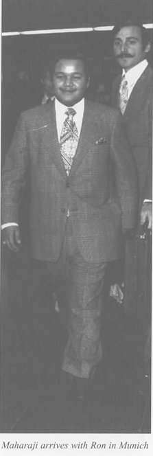 Maharaji arrives with Ron in Munich