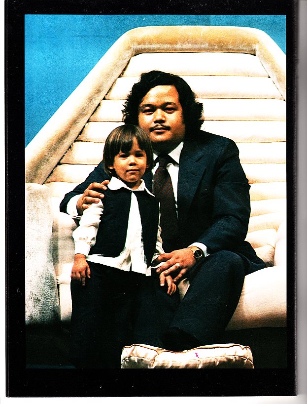 Prem Rawat Inspirational Speaker With Child On Stage at Hans Jayanti 1978