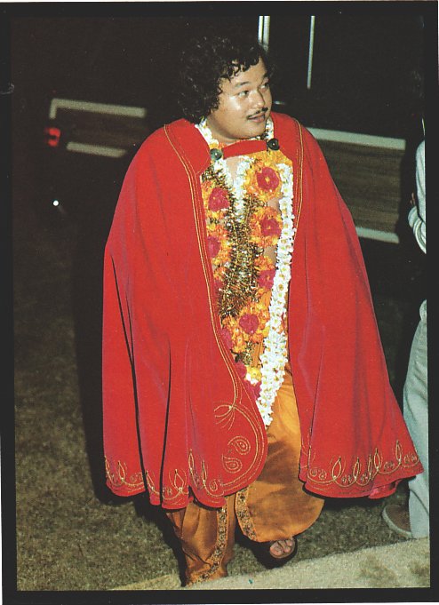 Prem Rawat Inspirational Speaker dressed as Krishna with Mala 1978