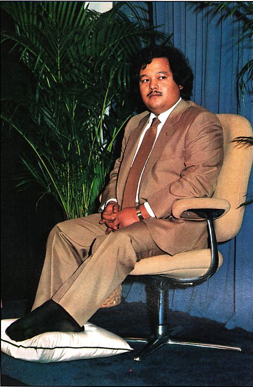 Prem Rawat Inspirational Speaker with Lotus Feet on Pillow 1980