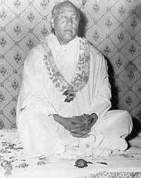 Hans Rawat meditating
