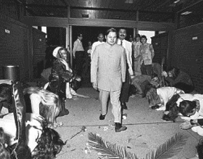 Young Westerners Pranam (prostrate) to Prem Rawat (Maharaji)