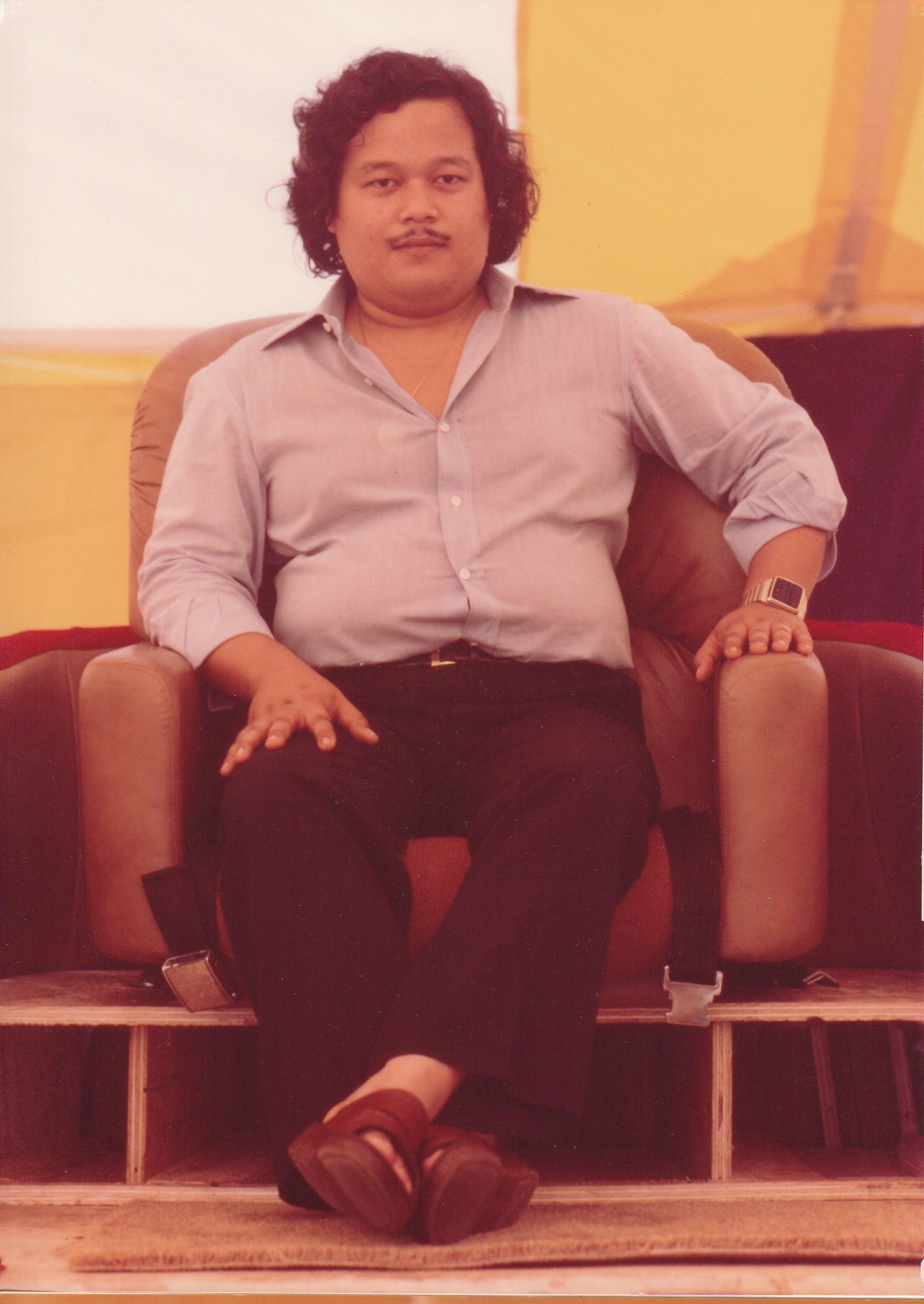 Prem Rawat Inspirational Speaker Sitting on Chair With Safety Belt circa 1979