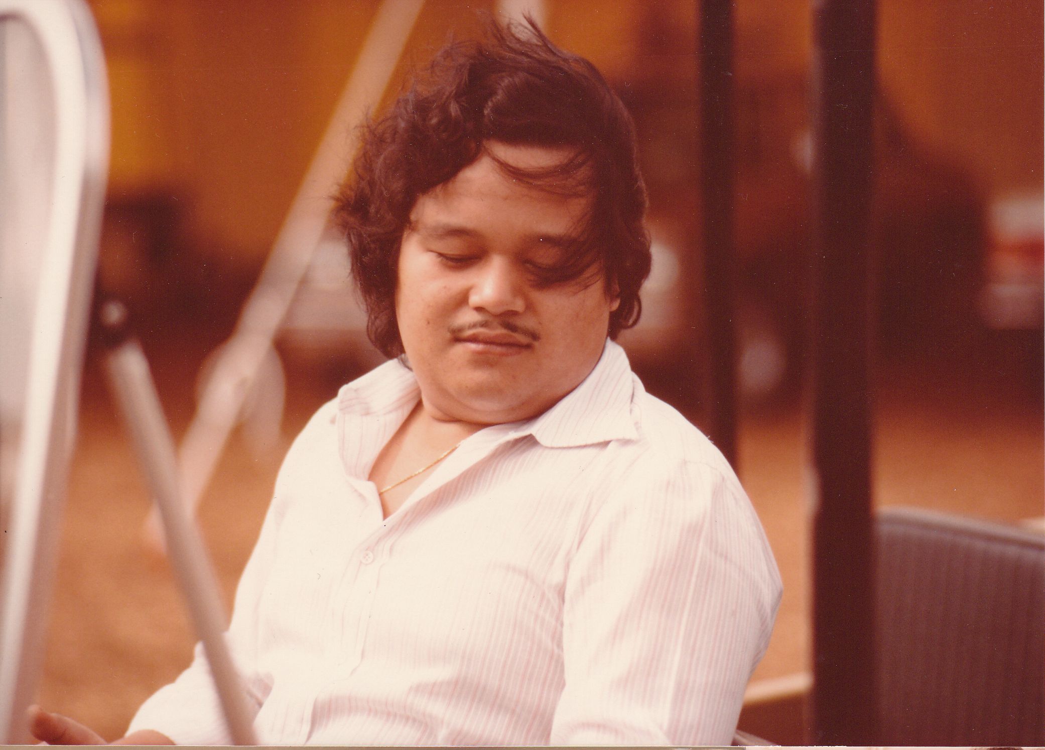 Prem Rawat Inspirational Speaker Photo With Hair Blowing Over His Face circa 1979