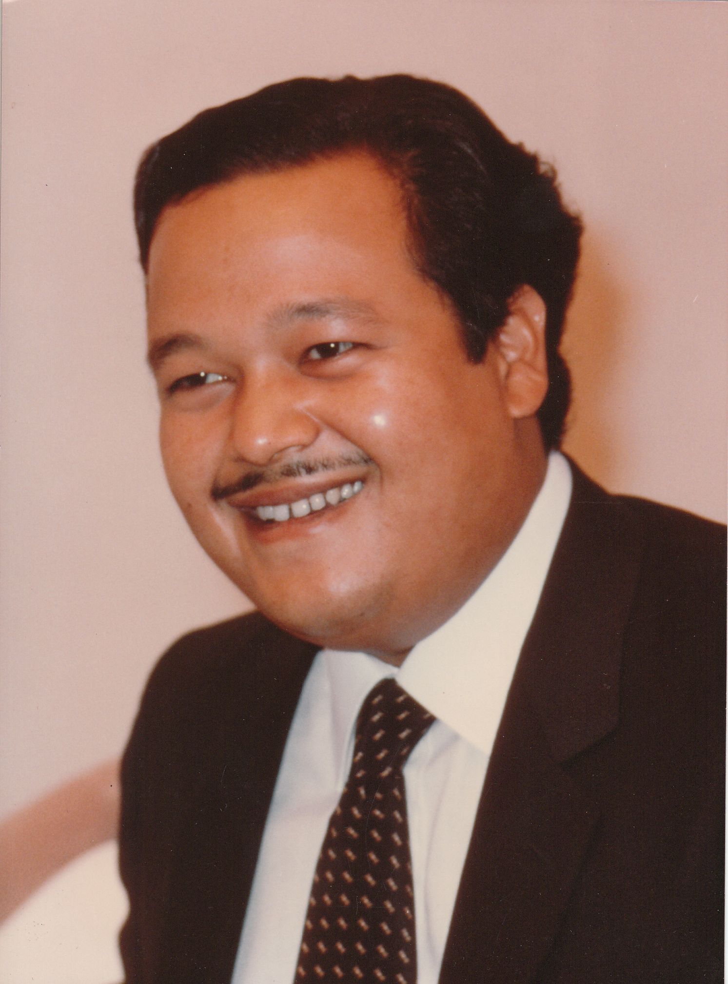 Prem Rawat Inspirational Speaker Photo in Suit And Tie circa 1980