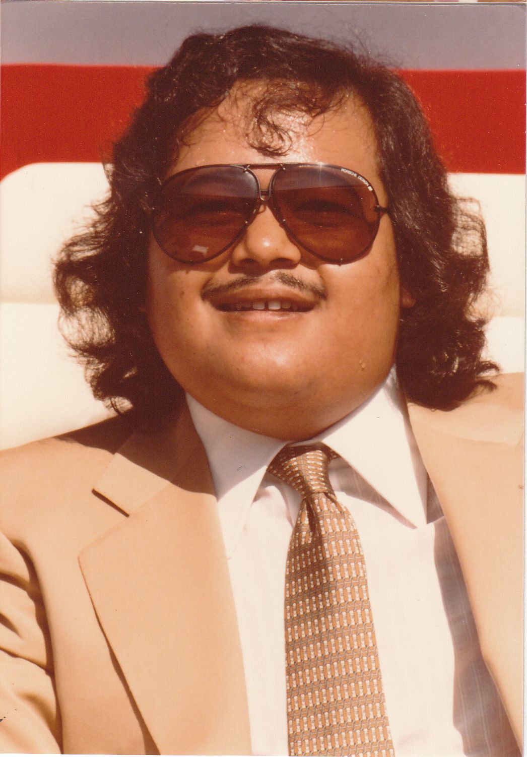 Prem Rawat Inspirational Speaker Photo On Stage On Throne in Sunglasses 1978