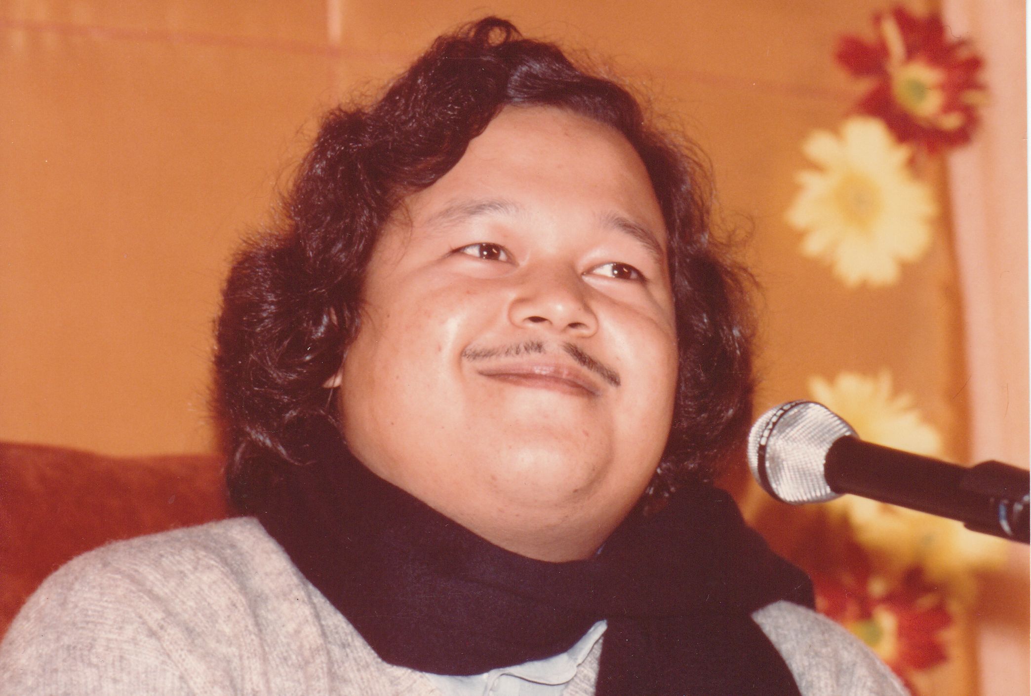 Prem Rawat Inspirational Speaker Photo On Stage With Microphone circa 1979