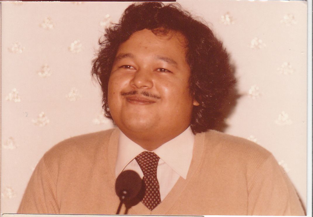 Prem Rawat Inspirational Speaker Photo On Stage With Microphone circa 1979