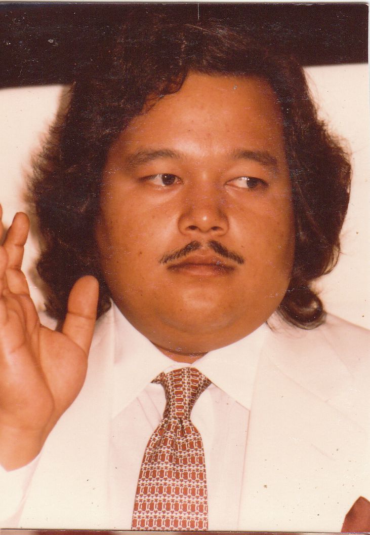 Prem Rawat Inspirational Speaker Photo On Stage at  Giving Holy Breath circa 1978