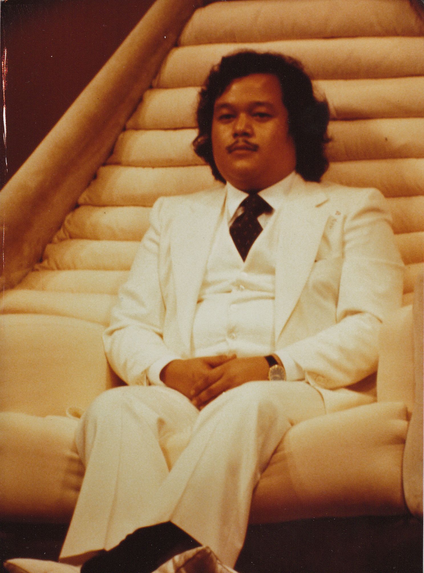 Prem Rawat Inspirational Speaker Photo On Stage On Throne circa 1978