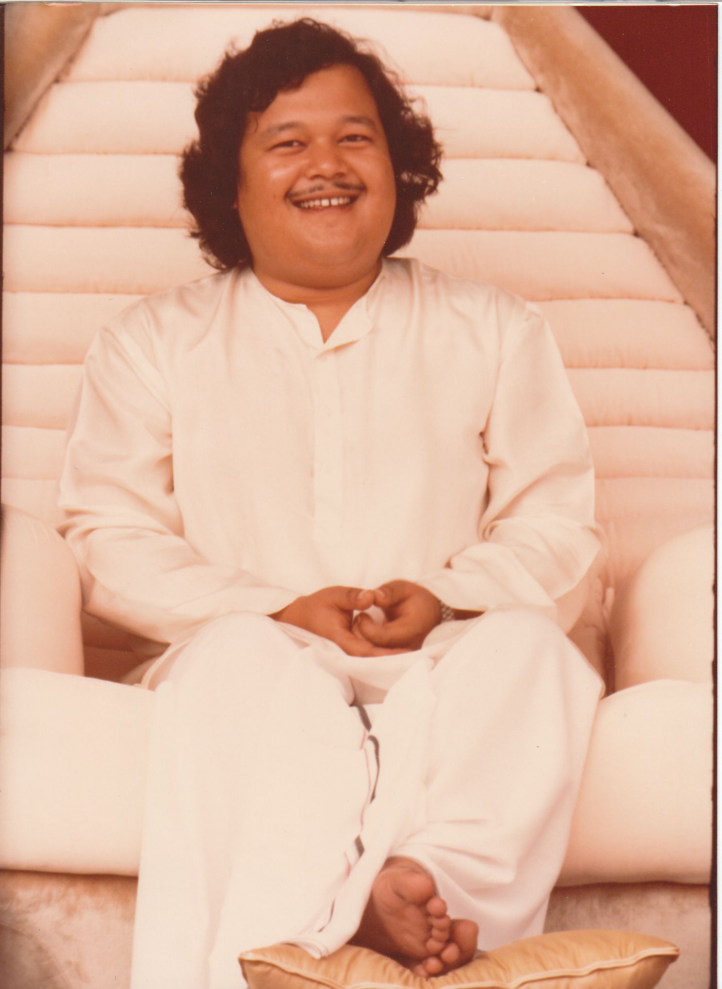 Prem Rawat Inspirational Speaker Photo On Stage On Throne circa 1979