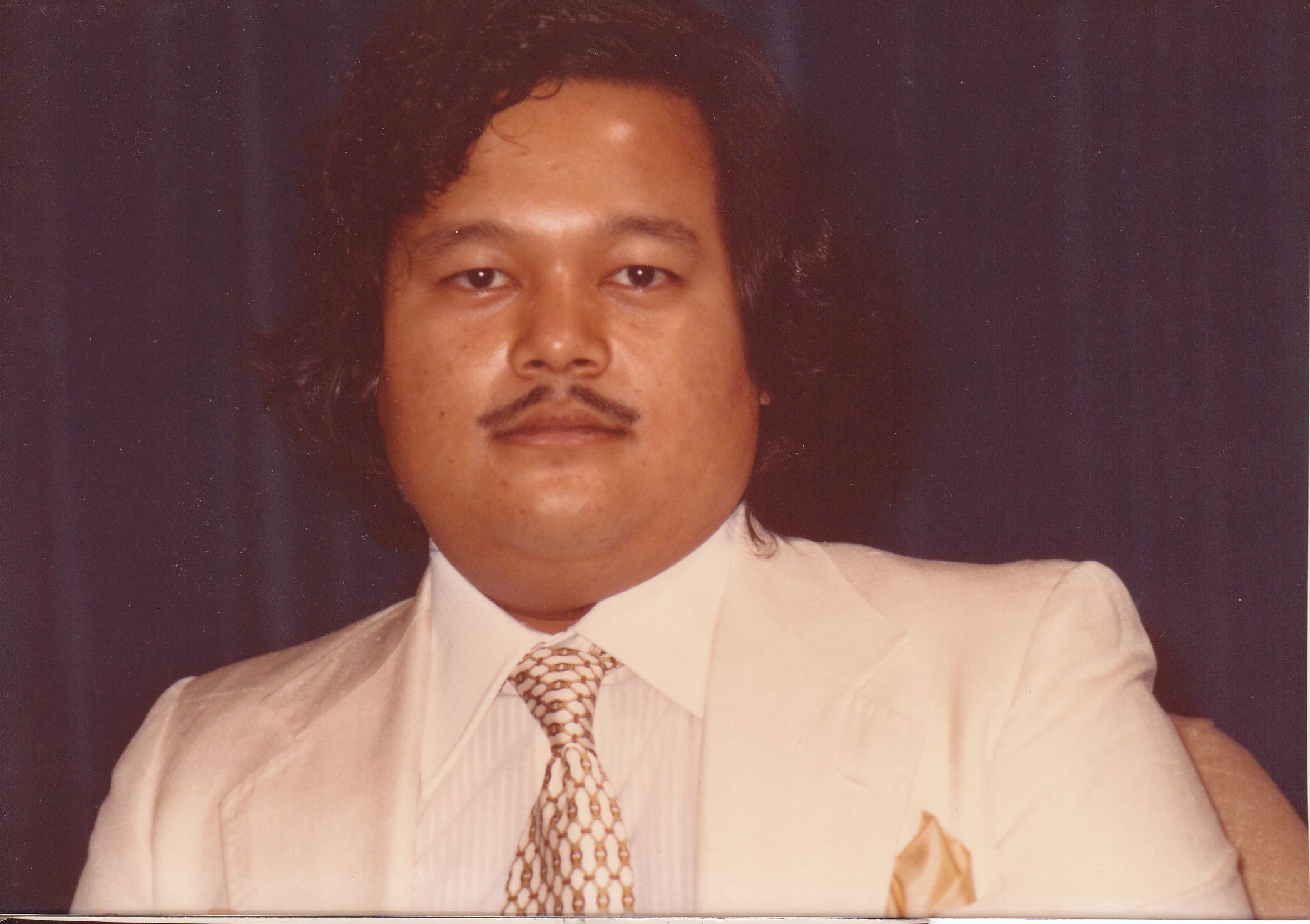 Prem Rawat Inspirational Speaker Photo On Stage In White Suit circa 1979