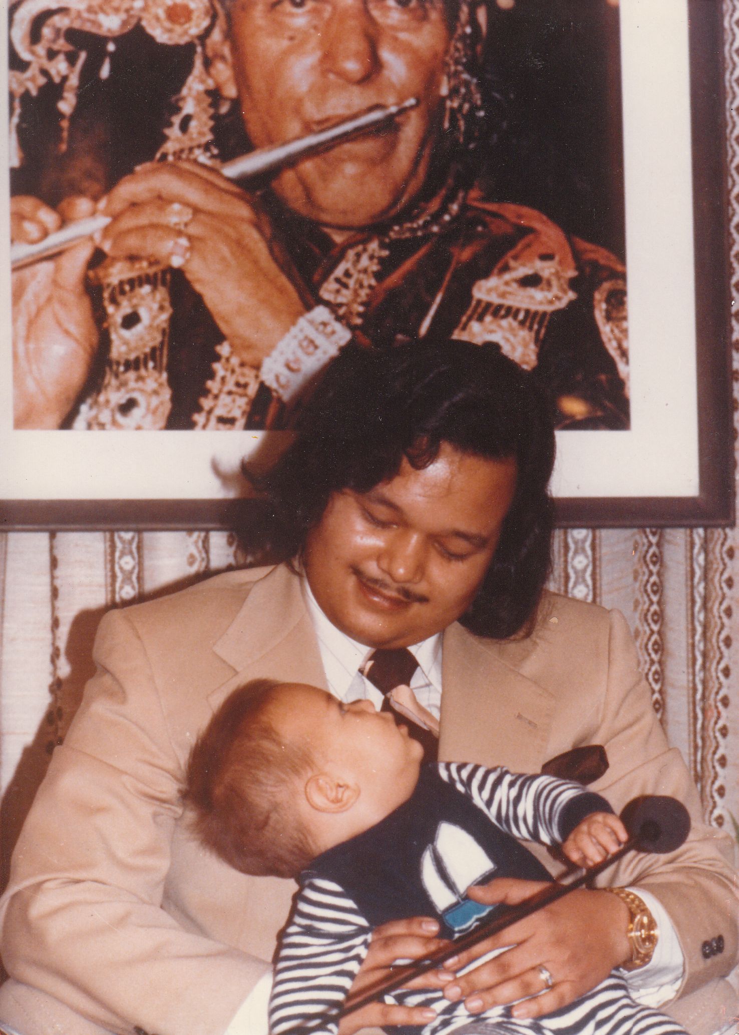 Prem Rawat Inspirational Speaker Photo On Stage With Child circa 1978