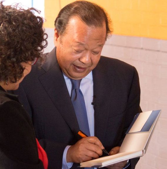 Prem Rawat Famous Author Signs His Latest Book