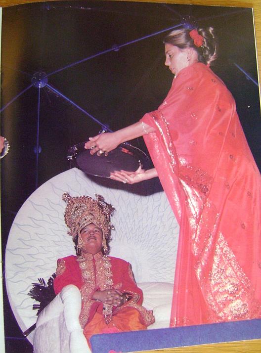 Marolyn Rawat singing Arti