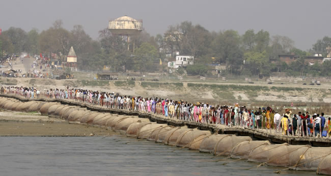 crossing the bridge - arriving to the event site