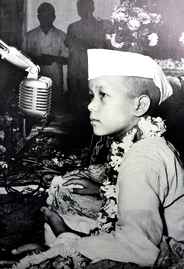 Maharaji as a child, addresses a crowd
