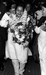 Maharaji arrives in the West, 1971