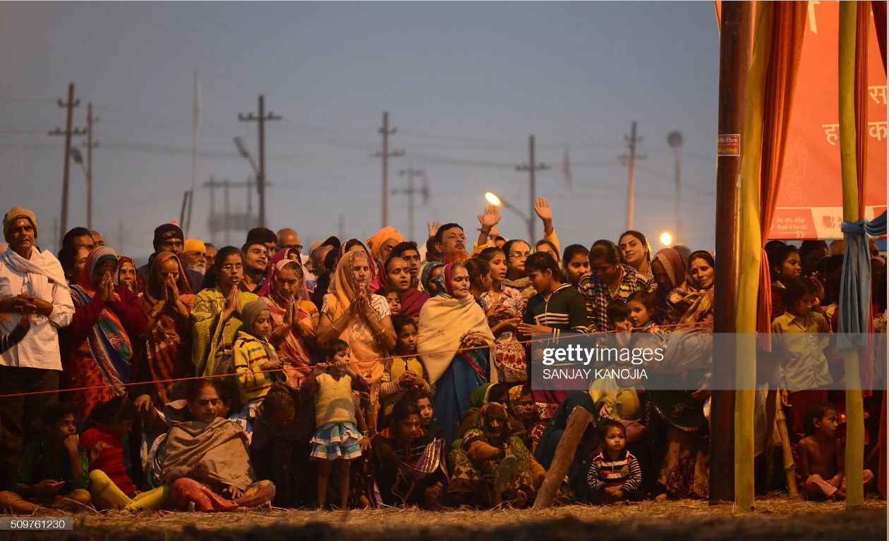 Indien Allahabad Hindu devotees watch to priests (Getty Images/AFP/S. Kanojia)