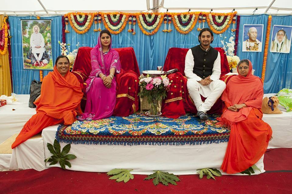 Shri Vibhu and Shri Aaradhya Giving Satsag