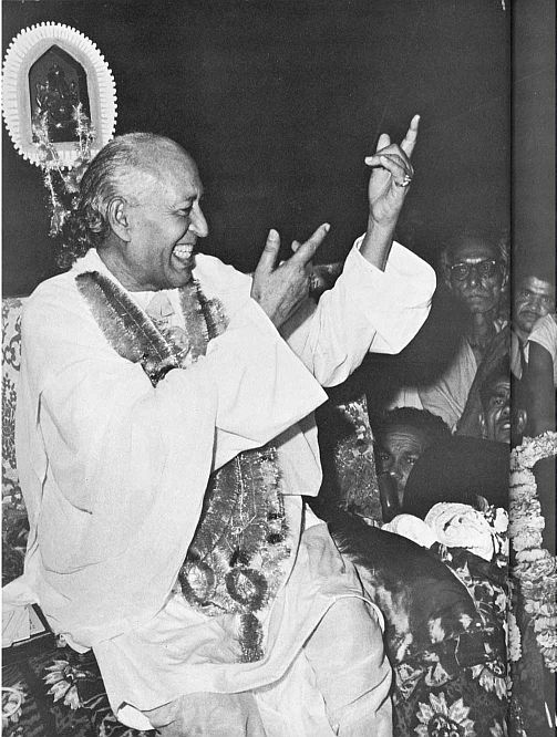 The Flamboyant Shri Hans Ji Maharaj